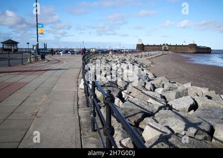 Promenade maritime et brise-lames côtier menant à fort Perch Rock New Brighton le Wirral merseyside royaume-uni Banque D'Images