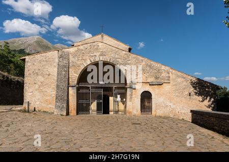 Rosciolo dei Marsi , Italie-août 7, 2021:vue de l'église romane de Santa Maria dans la Valle Porlaneta locatetd sur les pentes du Mont Velino duri Banque D'Images