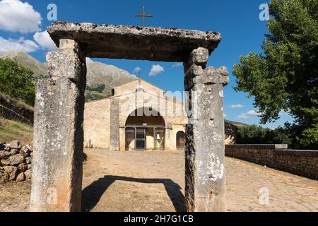 Rosciolo dei Marsi , Italie-août 7, 2021:vue de l'église romane de Santa Maria dans la Valle Porlaneta locatetd sur les pentes du Mont Velino duri Banque D'Images