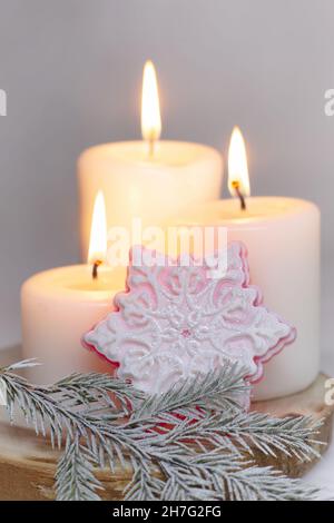 Savon sous forme de flocons de neige sur fond de bougies.Un cadeau de Noël. Banque D'Images