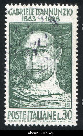 ITALIE - VERS 1963 : timbre imprimé par l'Italie, montre Gabriele d'Annunzio, vers 1963 Banque D'Images
