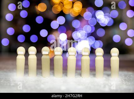 Épidémie de coronavirus.Groupe de personnes portant un masque facial de protection à l'extérieur dans la neige.Pandémie mondiale.Épidémie mondiale de coronavirus. Avec bokeh Banque D'Images