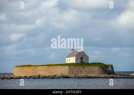 Eglise St Cwyfan, Llangwyfan Anglesey, pays de Galles.Situé sur l'île de Cribinau, petite marée, il est communément appelé la « petite église de la mer » Banque D'Images