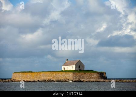 Eglise St Cwyfan, Llangwyfan Anglesey, pays de Galles.Situé sur l'île de Cribinau, petite marée, il est communément appelé la « petite église de la mer » Banque D'Images