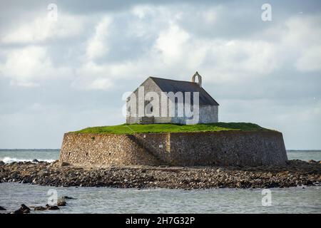 Eglise St Cwyfan, Llangwyfan Anglesey, pays de Galles.Situé sur l'île de Cribinau, petite marée, il est communément appelé la « petite église de la mer » Banque D'Images