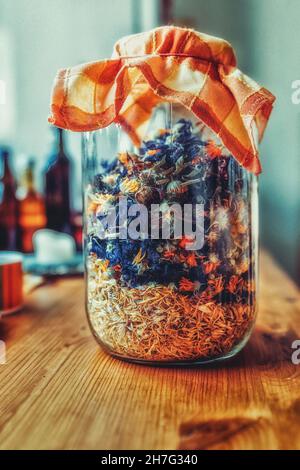 herbes séchées en bouteille de verre. Banque D'Images