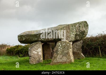 Ty Newydd Burial Chamber est un dolmen néolithique situé près du village de Llanfaelog sur l'île d'Anglesey au pays de Galles Banque D'Images