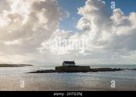 Eglise St Cwyfan, Llangwyfan Anglesey, pays de Galles.Situé sur l'île de Cribinau, petite marée, il est communément appelé la « petite église de la mer » Banque D'Images