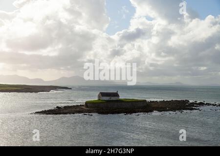 Eglise St Cwyfan, Llangwyfan Anglesey, pays de Galles.Situé sur l'île de Cribinau, petite marée, il est communément appelé la « petite église de la mer » Banque D'Images