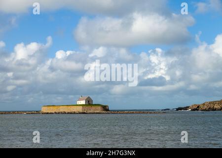 Eglise St Cwyfan, Llangwyfan Anglesey, pays de Galles.Situé sur l'île de Cribinau, petite marée, il est communément appelé la « petite église de la mer » Banque D'Images