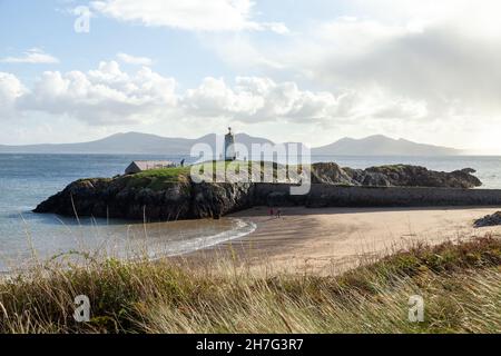 Balise sur l'île de Llanddwyn avec les montagnes de Snowdonia en arrière-plan, Anglesey, au nord du pays de Galles Banque D'Images