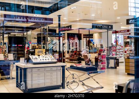 Victoria Westminster London England UK, novembre 7 2021, sélection de maquillage dans Un grand magasin sans personne Banque D'Images