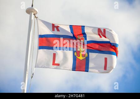 Un drapeau de la Royal National Lifeboat institution RNLI volant dans le vent Banque D'Images