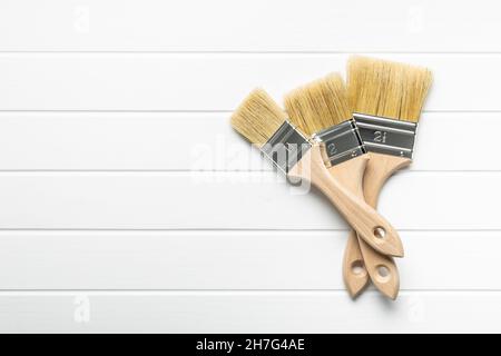 Jeu de pinceaux propres sur la table blanche. Banque D'Images