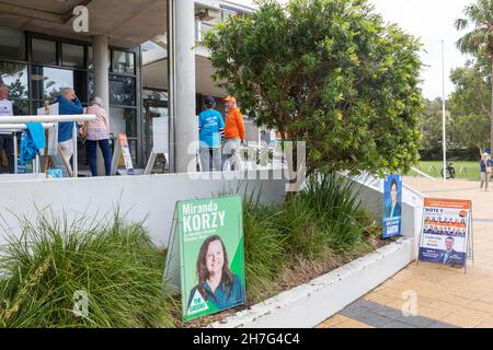 Élections du conseil de l'Australie pour le quartier de pittwater sur le Conseil des plages du Nord, les candidats locaux font la promotion du kiosque de vote des placards, Sydney, Australie Banque D'Images