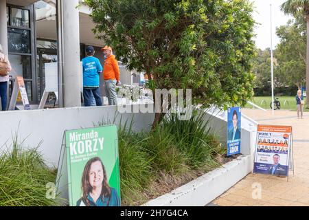 Élections du conseil de l'Australie pour le quartier de pittwater sur le Conseil des plages du Nord, les candidats locaux font la promotion du kiosque de vote des placards, Sydney, Australie Banque D'Images