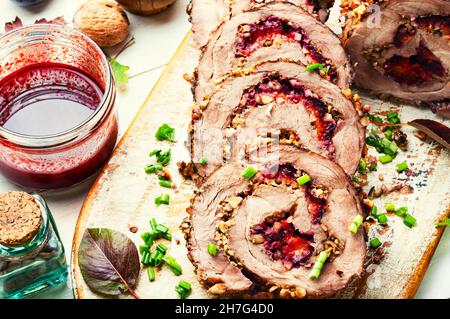 Roulade de porc ou pain de viande avec prune d'automne et noix Banque D'Images
