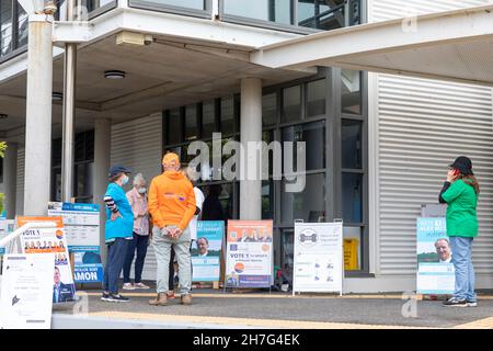 Élections du conseil de l'Australie pour le quartier de pittwater sur le Conseil des plages du Nord, les candidats locaux font la promotion du kiosque de vote des placards, Sydney, Australie Banque D'Images