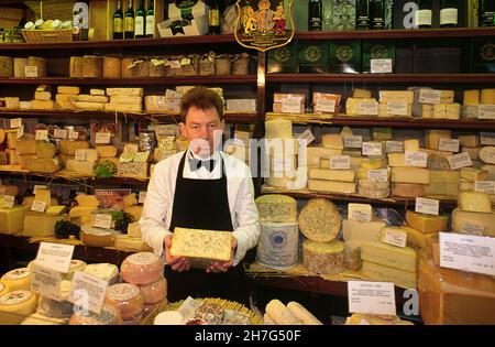 GRANDE-BRETAGNE.LONDRES.CHIC BRITANNIQUE.CERTAINS MAGASINS SONT NOMMÉS PAR UN MANDAT DE LA FAMILLE ROYALE.ICI, LA FROMAGERIE DE PAXTON ET WHITFIELD SUR ST JAM Banque D'Images