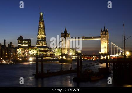 ROYAUME-UNI.ANGLETERRE.LONDRES.VUE NOCTURNE DE LA TAMISE AVEC LE PONT DE LA TOUR, L'HÔTEL DE VILLE DE NORMAN FOSTER ET LE SHARD, LA NOUVELLE TOUR DE RENZO Banque D'Images