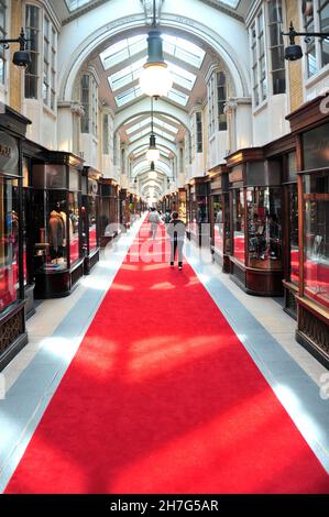 GRANDE-BRETAGNE.LONDRES.PICCADILLY.L'ARCADE DE BURLINGTON, CONSTRUITE EN 1813 PAR LORD CAVENDISH, ABRITE DES BOUTIQUES DE LUXE. Banque D'Images