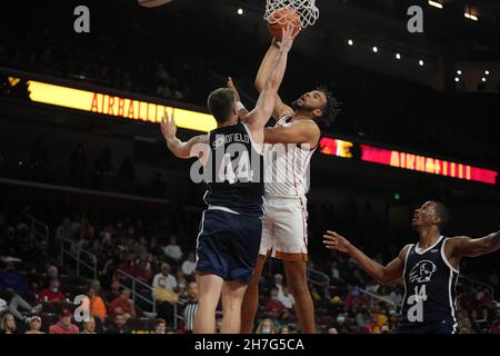 Southern California Trojans forward Isaiah Mobley (3) est défendue par Dixie State Trailblazers Hunter Schofield (44) lors d'un match de basket-ball universitaire de la NCAA Banque D'Images