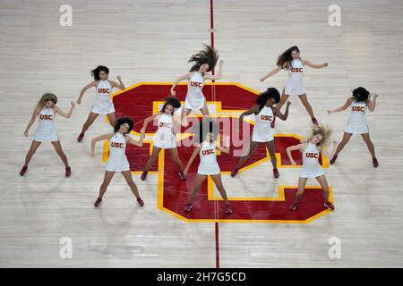 Southern California Trojans Song Girls cheerleaders se produit sur le logo SC lors d'un match de basketball universitaire NCAA contre les Dixie State Trailblazers Banque D'Images