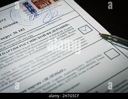 19 octobre 2021.Russie, Tomsk, bulletin de vote pour les élections parlementaires Banque D'Images