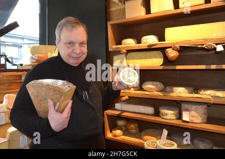 ROYAUME-UNI.ANGLETERRE.LONDRES.MARYLEBONE.LE FRANÇAIS GABRIEL PORHET, EXPERT EN FROMAGE, À LA FROMAGERIE, L'UN DES MEILLEURS FROMAGERS DE LA VILLE (MOXON S. Banque D'Images