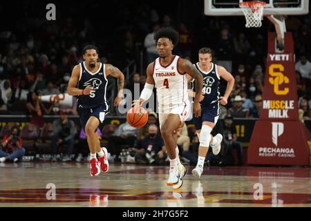 Des chevaux de Troie de la Californie du Sud gardent Malik Thomas (4) dribbles le ballon contre les Trailblazers de l'État de Dixie lors d'un match de basket-ball de l'université NCAA, Mond Banque D'Images