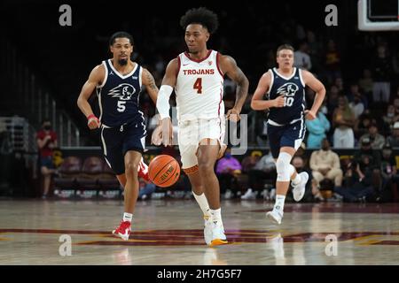 Des chevaux de Troie de la Californie du Sud gardent Malik Thomas (4) dribbles le ballon contre les Trailblazers de l'État de Dixie lors d'un match de basket-ball de l'université NCAA, Mond Banque D'Images