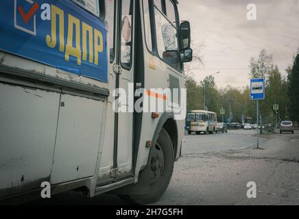 19 octobre 2021, Russie, Tomsk, autobus du Parti libéral-démocrate dans la rue de la ville Banque D'Images