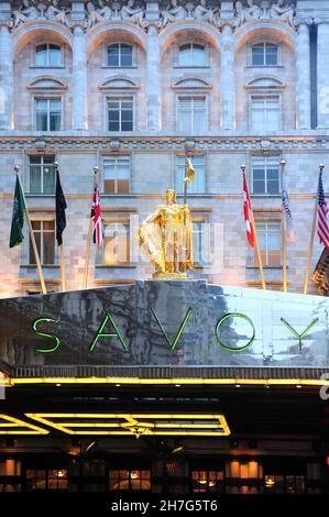 ROYAUME-UNI, LONDRES.SUR LE STRAND, LE LÉGENDAIRE SAVOY A ROUVERT EN DÉCEMBRE DERNIER APRÈS TROIS ANS ET 225 MILLIONS DE LIVRES DE RÉNOVATION.LES CÉLÈBRES COLORATIONS Banque D'Images