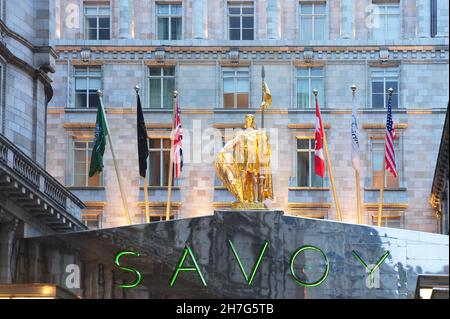 ROYAUME-UNI, LONDRES.SUR LE STRAND, LE LÉGENDAIRE SAVOY A ROUVERT EN DÉCEMBRE DERNIER APRÈS TROIS ANS ET 225 MILLIONS DE LIVRES DE RÉNOVATION.LES CÉLÈBRES COLORATIONS Banque D'Images