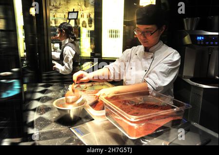 ROYAUME-UNI, LONDRES.SUR LE STRAND, LE LÉGENDAIRE SAVOY A ROUVERT EN DÉCEMBRE DERNIER APRÈS TROIS ANS ET 225 MILLIONS DE LIVRES DE RÉNOVATION.L'ARCHITECTURE FRANÇAISE Banque D'Images
