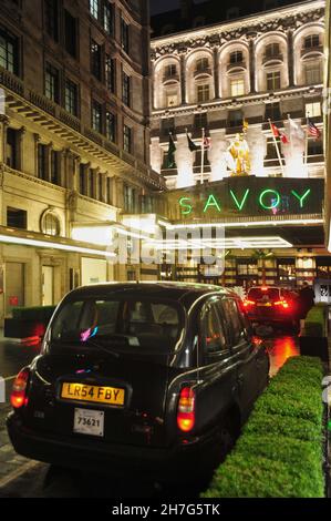 ROYAUME-UNI, LONDRES.SUR LE STRAND, LE LÉGENDAIRE SAVOY A ROUVERT EN DÉCEMBRE DERNIER APRÈS TROIS ANS ET 225 MILLIONS DE LIVRES DE RÉNOVATION.SON ACCÈS, VIA LE Banque D'Images