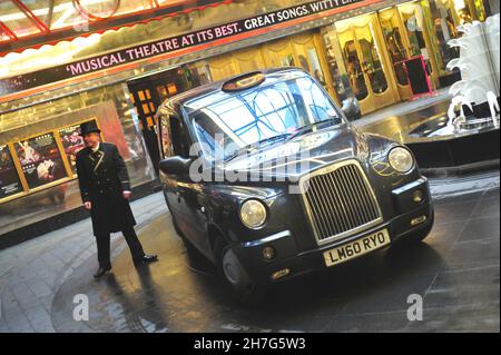 ROYAUME-UNI, LONDRES.SUR LE STRAND, LE LÉGENDAIRE SAVOY A ROUVERT EN DÉCEMBRE DERNIER APRÈS TROIS ANS ET 225 MILLIONS DE LIVRES DE RÉNOVATION.SON ACCÈS, VIA LE Banque D'Images