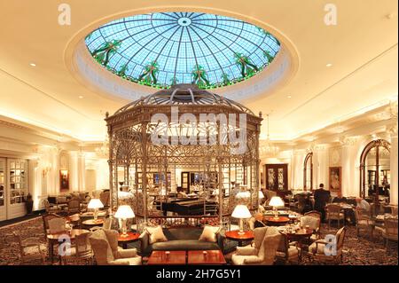 ROYAUME-UNI, LONDRES.SUR LE STRAND, LE LÉGENDAIRE SAVOY A ROUVERT EN DÉCEMBRE DERNIER APRÈS TROIS ANS ET 225 MILLIONS DE LIVRES DE RÉNOVATION.LE FOYER DE LA TAMISE EST Banque D'Images