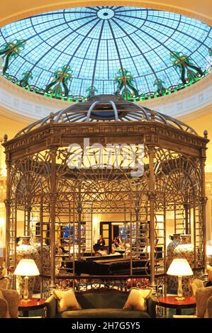 ROYAUME-UNI, LONDRES.SUR LE STRAND, LE LÉGENDAIRE SAVOY A ROUVERT EN DÉCEMBRE DERNIER APRÈS TROIS ANS ET 225 MILLIONS DE LIVRES DE RÉNOVATION.LE FOYER DE LA TAMISE EST Banque D'Images