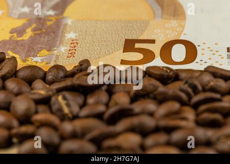 Grains de café rôtis avec facture de 50 euros.Prix élevé du café.Image prise dans une bonne lumière artificielle. Banque D'Images