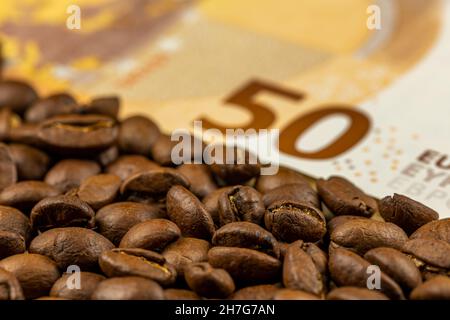 Grains de café rôtis avec facture de 50 euros.Prix élevé du café.Image prise dans une bonne lumière artificielle. Banque D'Images