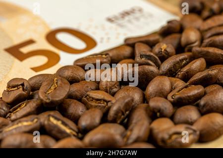 Grains de café rôtis avec facture de 50 euros.Prix élevé du café.Image prise dans une bonne lumière artificielle. Banque D'Images