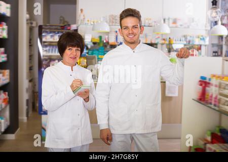 Portrait de deux pharmaciens smiling Banque D'Images