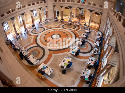 Munich, Allemagne.23 novembre 2021.L'ensemble du cabinet se trouve dans la salle en dôme de la Chancellerie d'État de Bavière avant le début de la réunion.Entre autres choses, le cabinet veut discuter de règles Corona plus strictes.Credit: Peter Kneffel/dpa/Alay Live News Banque D'Images