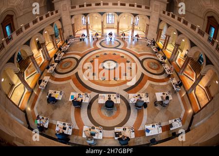 Munich, Allemagne.23 novembre 2021.L'ensemble du cabinet se trouve dans la salle en dôme de la Chancellerie d'État de Bavière avant le début de la réunion.Entre autres choses, le cabinet veut discuter de règles Corona plus strictes.Credit: Peter Kneffel/dpa/Alay Live News Banque D'Images