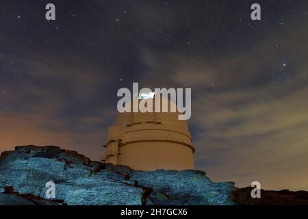 Photographie de nuit à l'observatoire de Calar Alto à Almeria. Banque D'Images