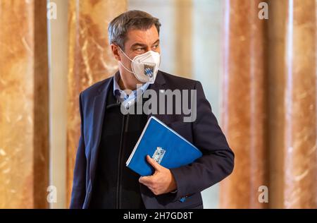 Munich, Allemagne.23 novembre 2021.Markus Söder (CSU), Premier ministre de Bavière, se rend à son siège avant le début de la réunion du cabinet bavarois.Entre autres choses, le cabinet veut discuter de règles Corona plus strictes.Credit: Peter Kneffel/dpa/Alay Live News Banque D'Images