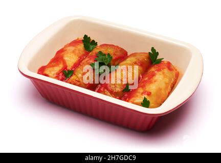 petits pains de chou farcis avec du bœuf haché et du riz à la crème aigre dans un plat de cuisson Banque D'Images