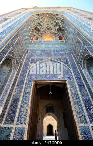 IRAN.YAZD.LA MOSQUÉE JAME, CONSTRUITE SOUS LA DYNASTIE DES BOUYIDES PENDANT LE XIIÈME SIÈCLE ET ACHEVÉE PENDANT LE XIVÈME SIÈCLE, EST CONNUE POUR SON C BLEU Banque D'Images