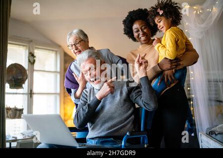 Bonne réunion de famille multi-génération autour de notebbok et de s'amuser pendant un appel vidéo Banque D'Images
